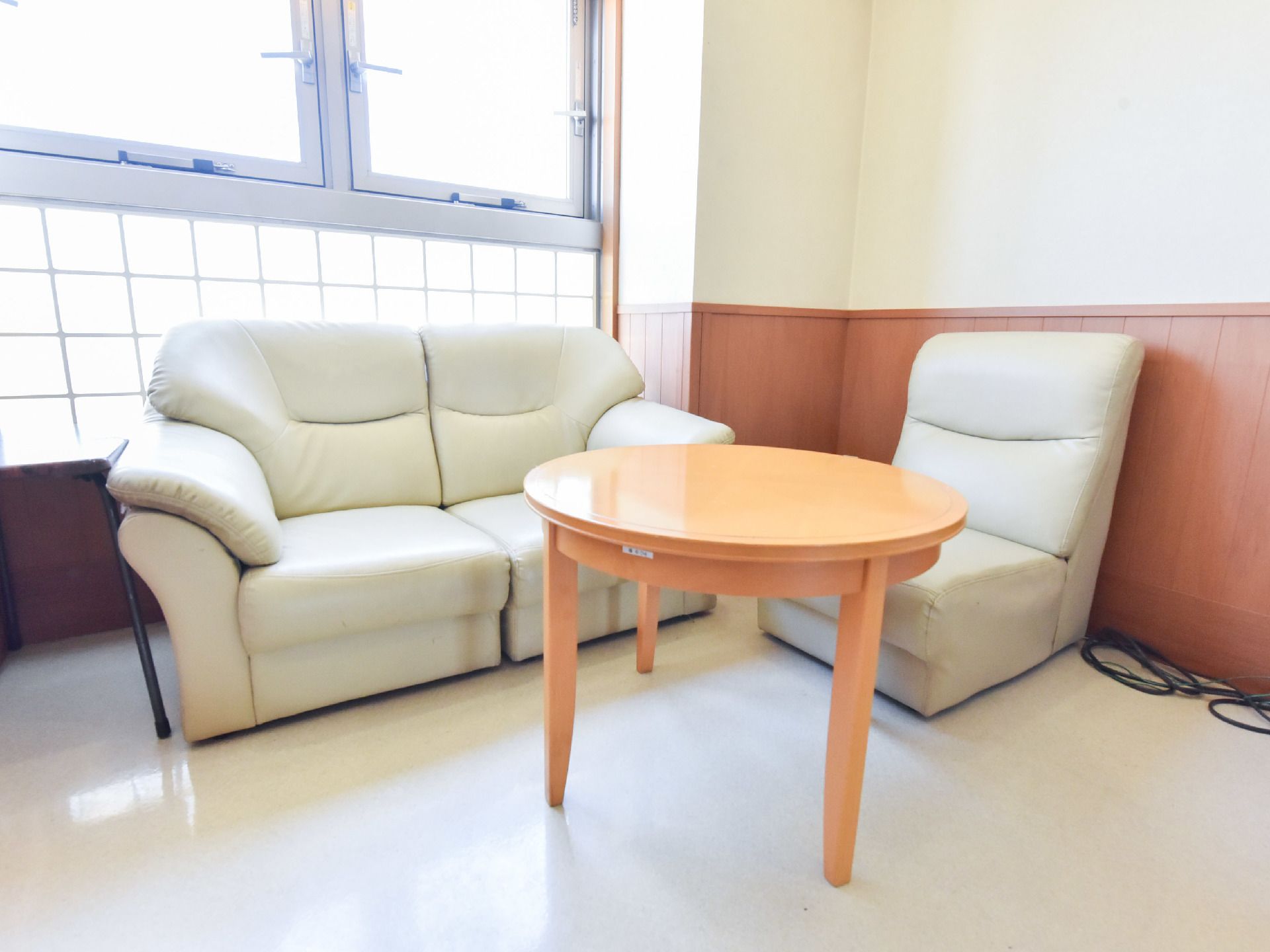 談話コーナーは廊下の端にあり、白いソファが置かれている場所の後ろには窓があるので、太陽の光が入ってくる。
