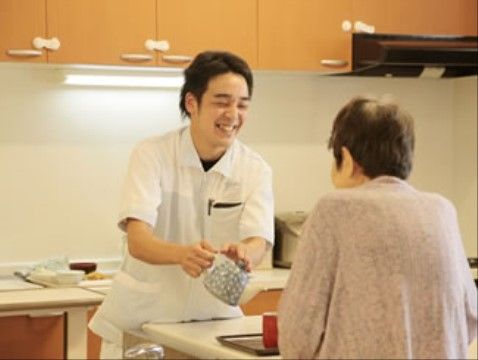 笑顔で対話するスタッフと利用者