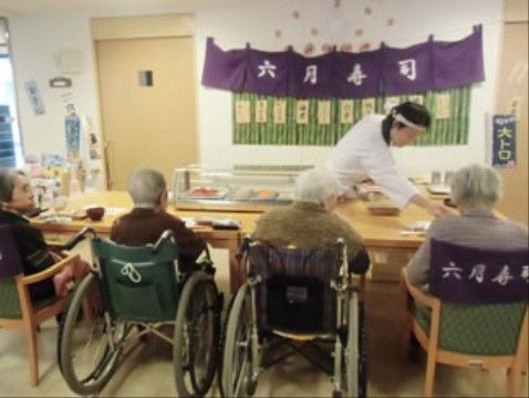 ケア施設の食堂風景