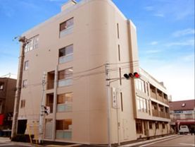 多階層の建物の外観