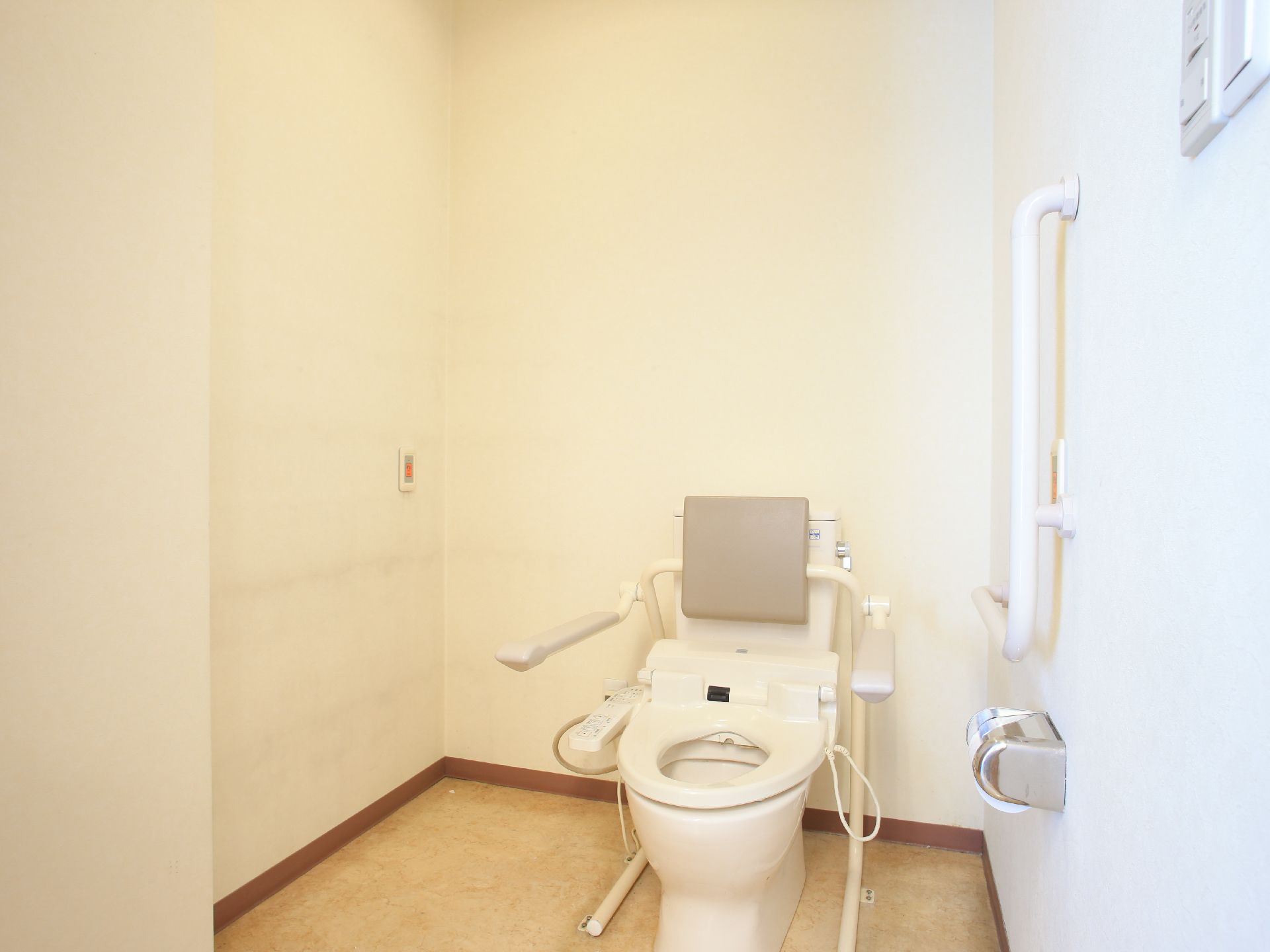 トイレにはひじ掛け、背もたれ、手すりが付いているので、ゆっくりと自分のペースで利用できる。呼び出しボタンもあるので安心。