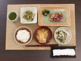 食事のメニューは、主食の他にも小皿に入ったおかずが何品かあり、旬の野菜を使っていて栄養バランスもよい。