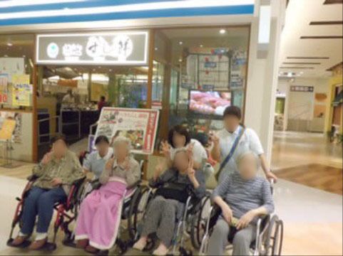 笑顔で談笑する利用者様