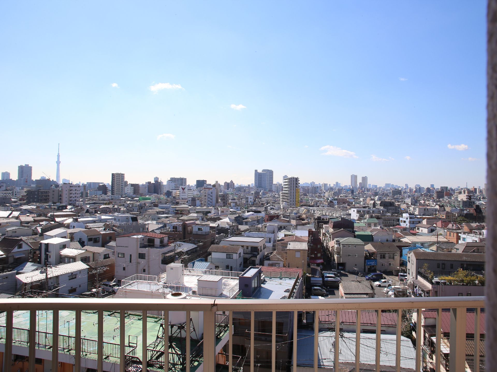 施設は８階建てで、屋上からの眺めがよい。晴れた日には日光浴をしながら他の入居者様と歓談を楽しむことができる。