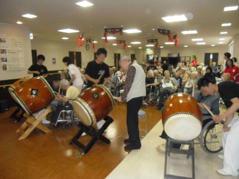 和太鼓イベントを楽しむ人々