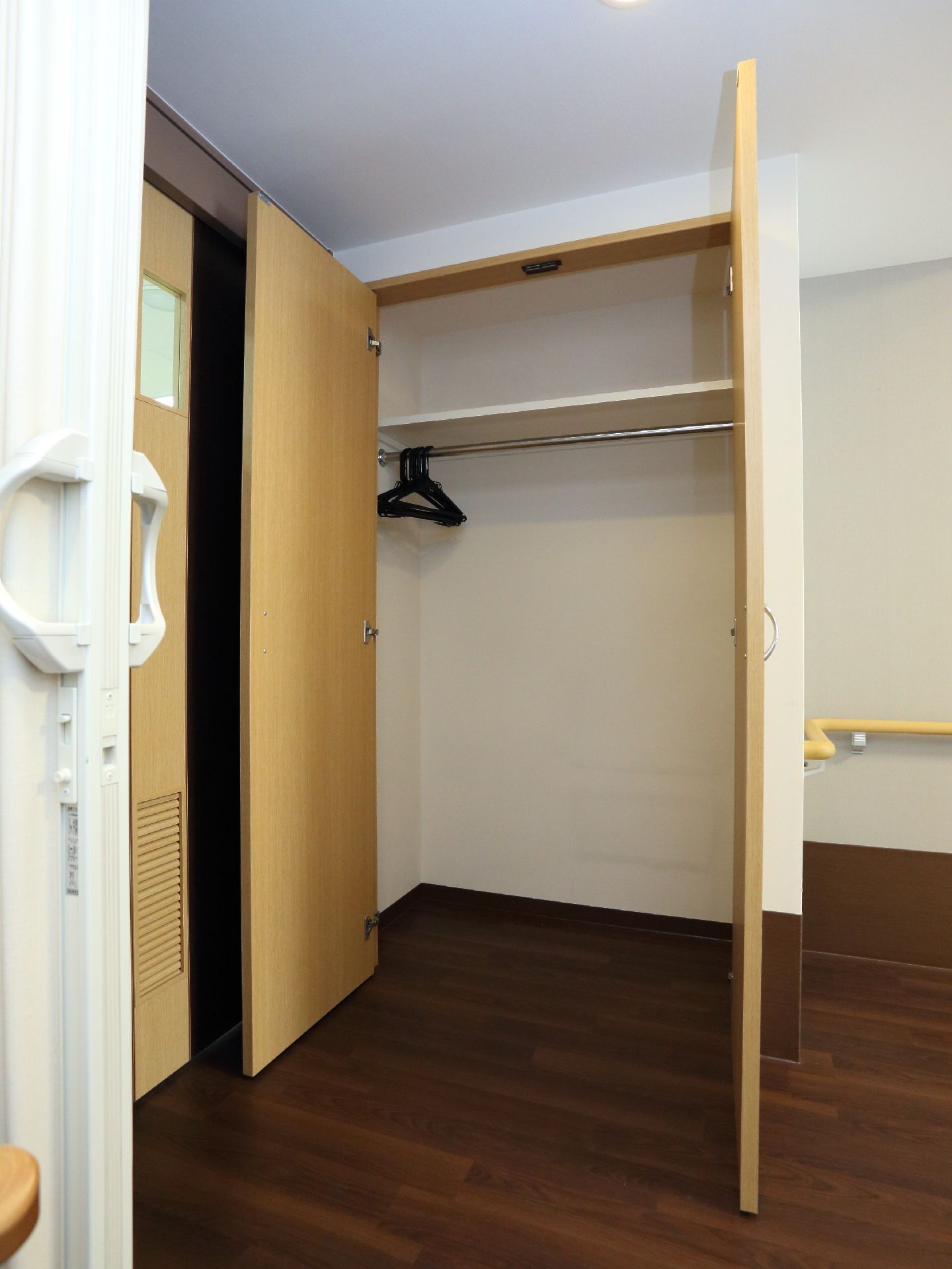 個室内のクローゼット。上下に仕切りのある大きめの作りで、洋服ラックにかけても下にスペースがまだあり一人分の荷物は充分収納が可能。