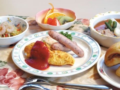 デザートのフルーツを添え、ソーセージとオムレツをメインにした洋食のセット