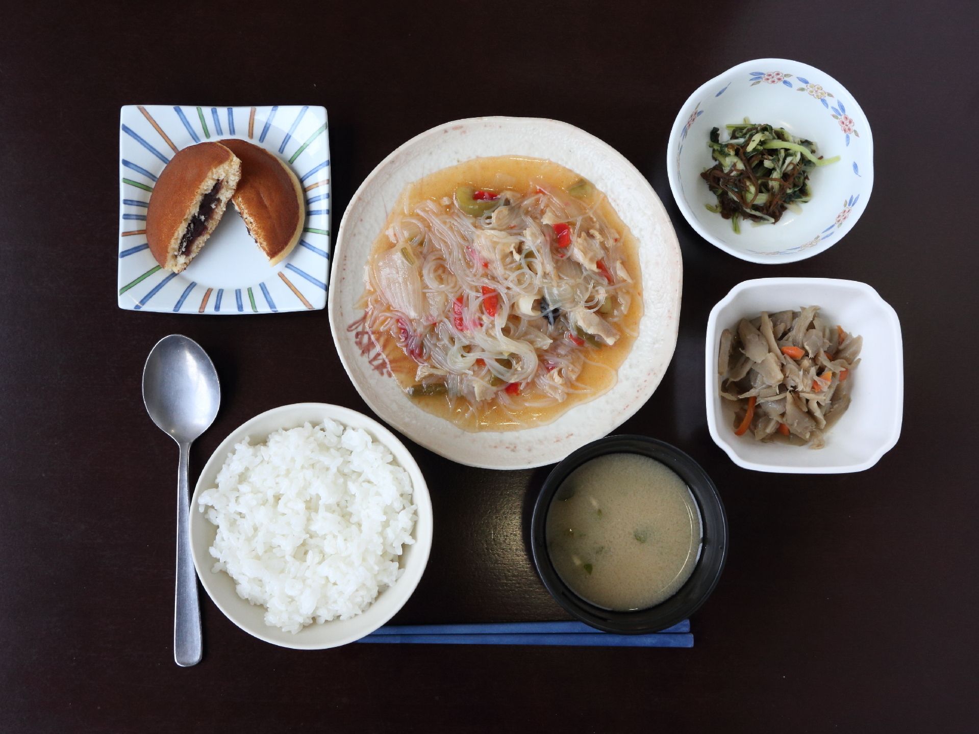 施設の専属スタッフが館内で調理した食事。彩りや栄養バランスなどが考えられた食事が1日3食和食や洋食が日替わりで提供される。