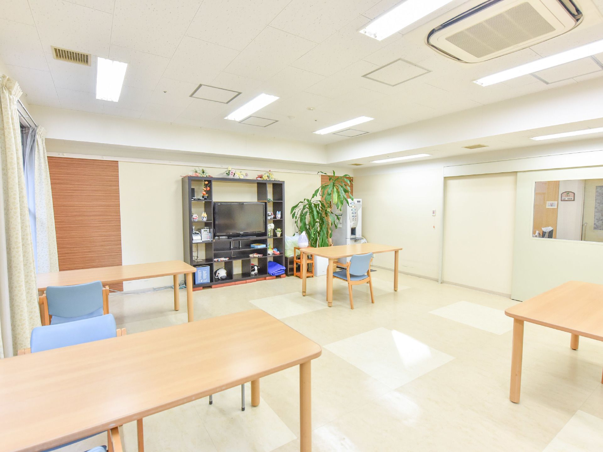 机とイスが設置された、広いスペースが確保してある休憩室。正面には大型のテレビモニターがあり、団欒を楽しむことができる。