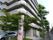 新緑に囲まれた建物外観