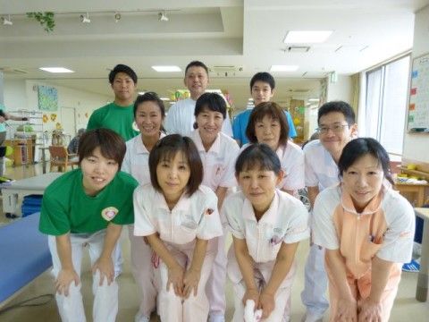 笑顔のスタッフ集合写真