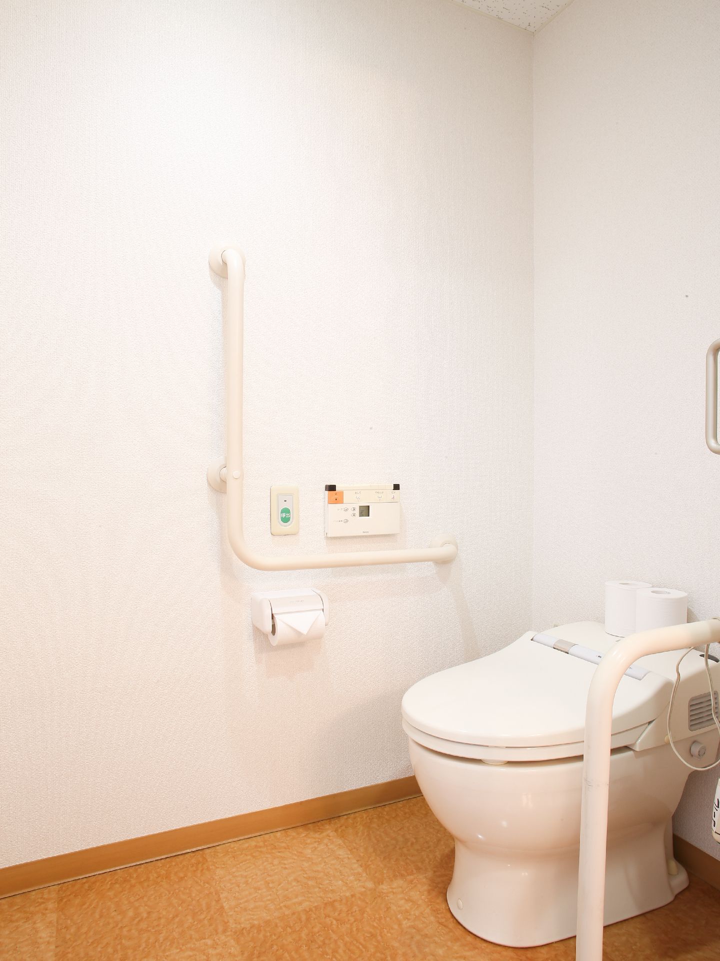 清潔感が漂うトイレスペースは、車いすのまま移動できる広々とした空間。便座の左右には、手すりがあるので安心。