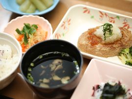 栄養バランスを考えた食事は、ご飯とみそ汁のほかに、メインのおかずや突き出しなど種類も豊富。和食を中心にしてある。
