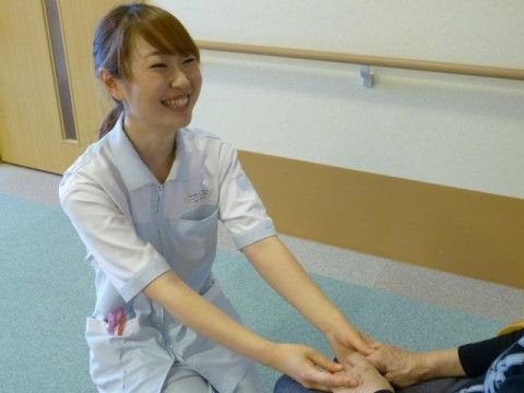 笑顔のスタッフと利用者