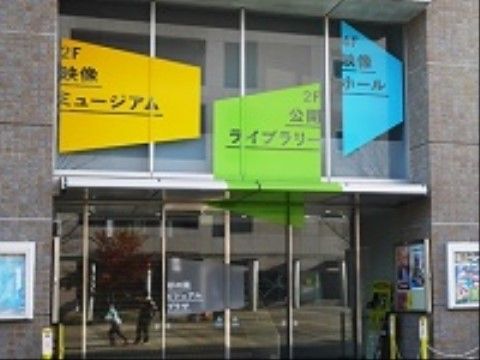 明るいエントランスの外観