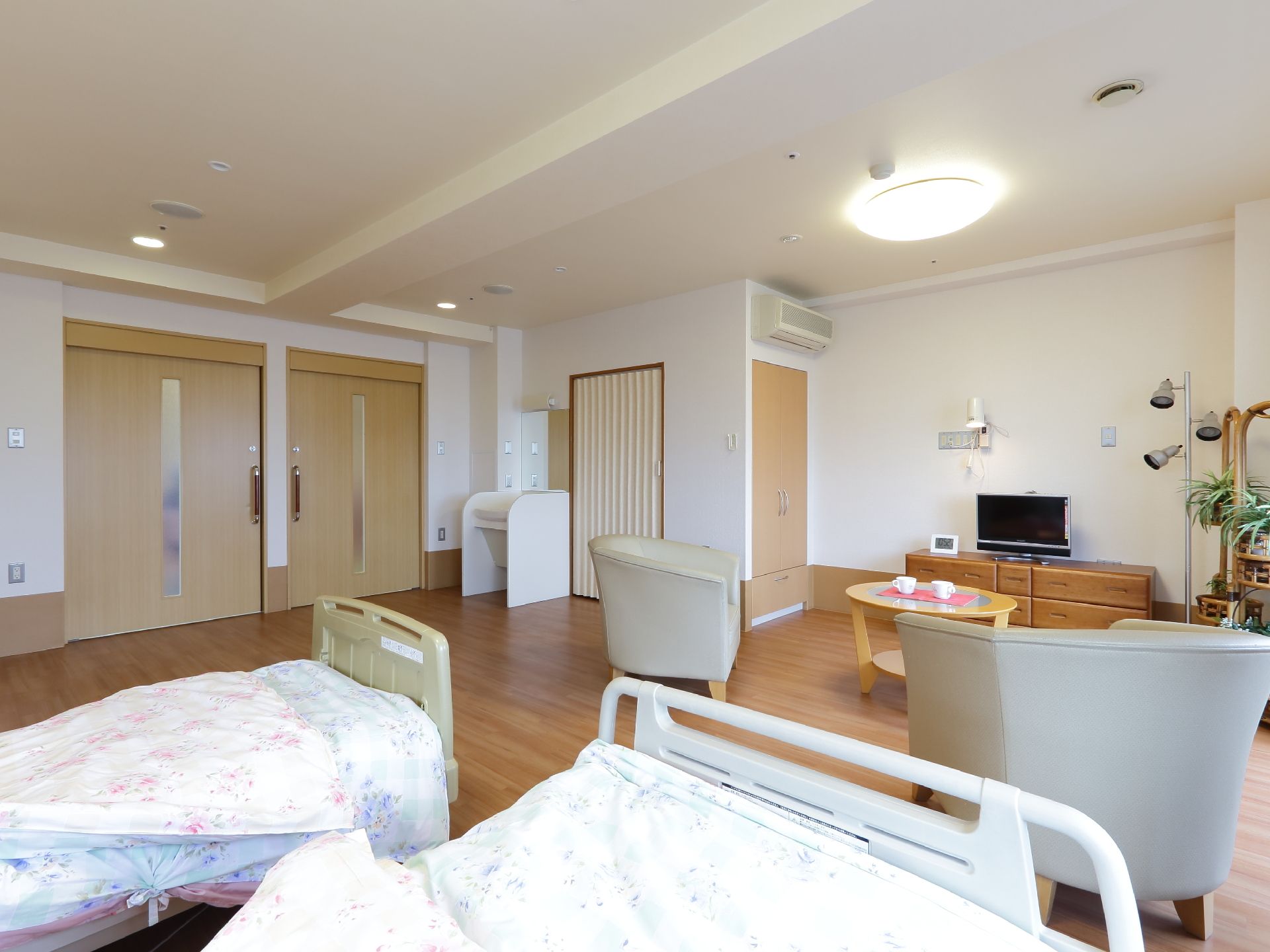 2人部屋はとても広く、テーブル、椅子、ベッドなどの家具を置いても充分なスペースを確保している。車椅子でも快適に生活出来る。