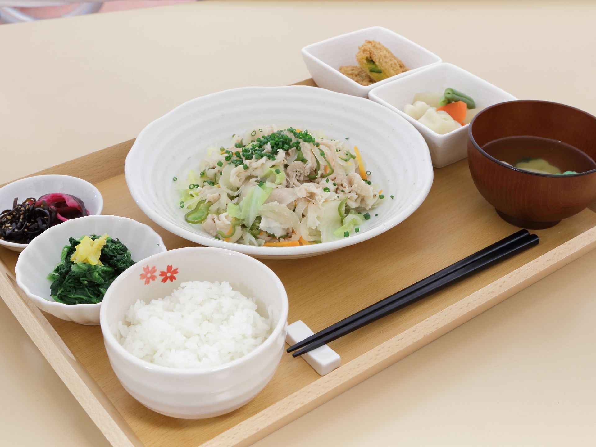 食事は栄養豊富なメニューを考え、見た目も色鮮やかに盛付けにも気を遣い、美味しく見えるように心がけている。