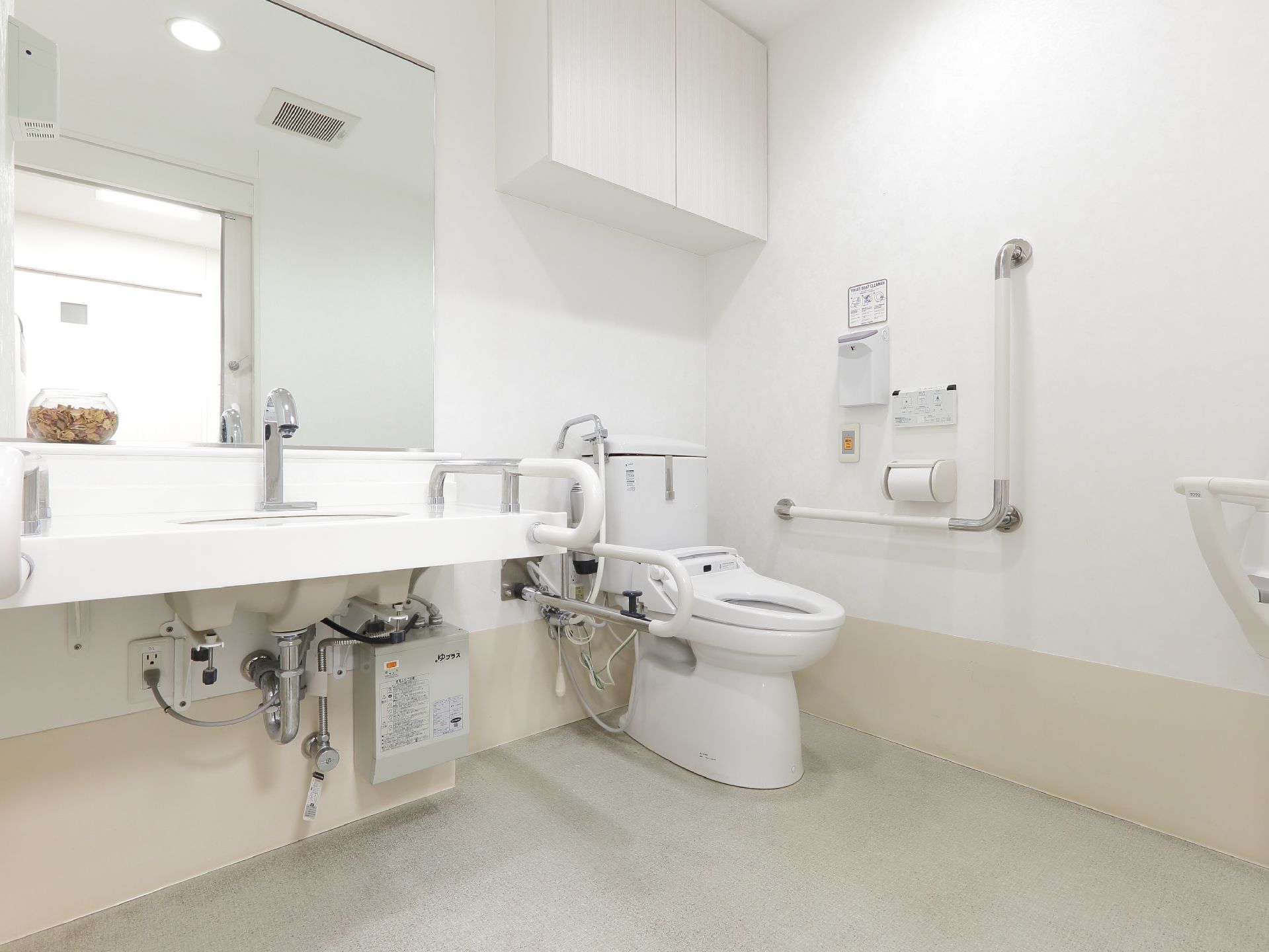 トイレは清潔感があり広々としたスペースを確保している。洗面台、手摺、ウォシュレットが完備しており、快適に利用出来る。
