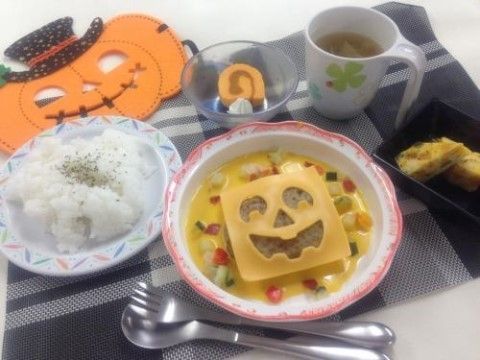 カボチャの飾りや、型抜きの細工をしたハロウィン用の特別食