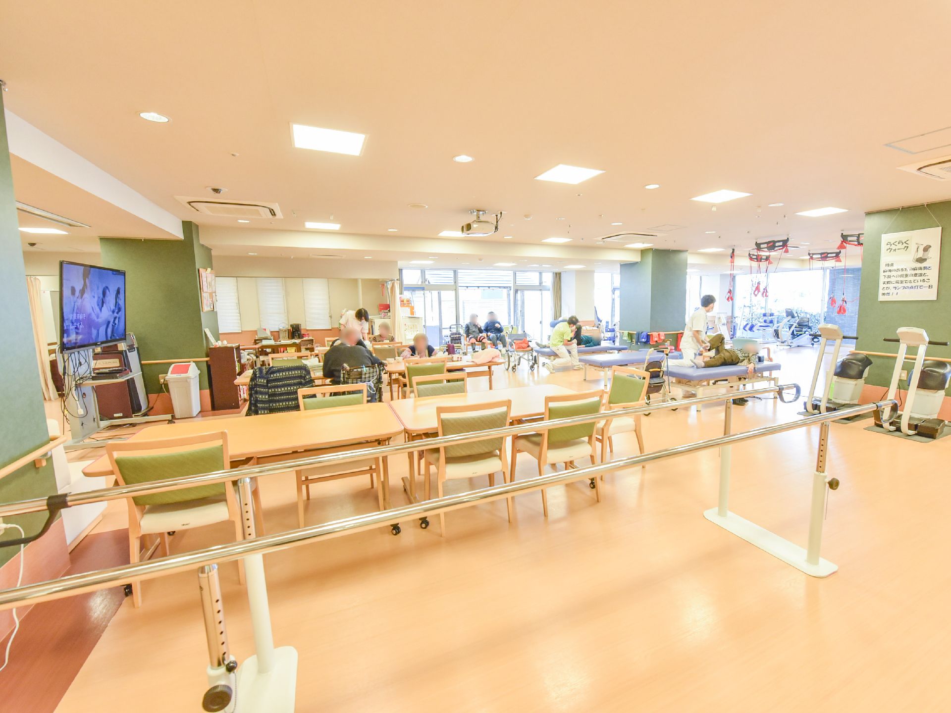 食堂は広く、トレーニング室に隣接している。大きなテレビもある。食堂の手前には歩行リハビリ用の手すりもある。