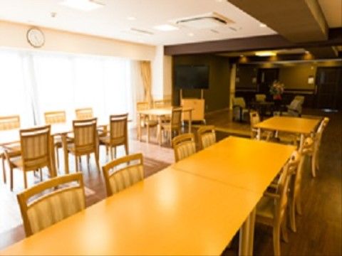 共用ダイニングの明るい空間