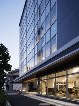 モダンな建物のエントランス