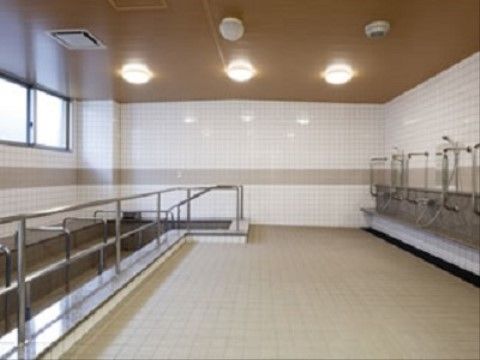明るく清潔な浴室