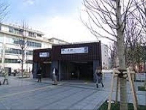静かな外観の施設入口