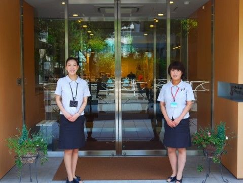 笑顔で迎えるスタッフとエントランス