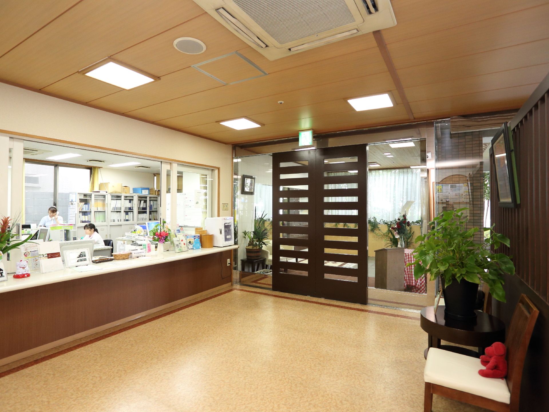 エントランスにある大きな受け付け。スタッフが常駐しているので、いつでも声を掛けることができる。入り口のガラスドアは見通しがよい。