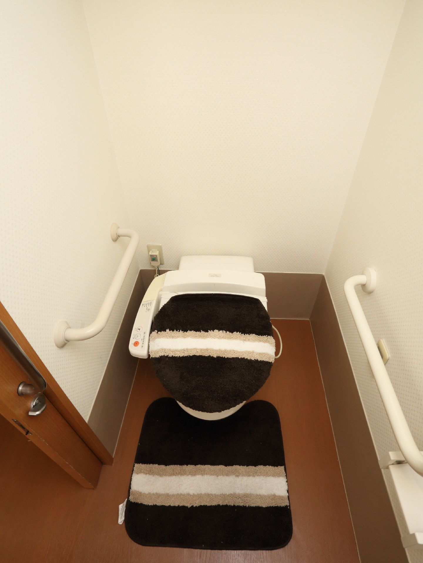 トイレカバーが付いているトイレには清潔感があり、手摺、温水洗浄便座が付いているので快適に利用出来る。