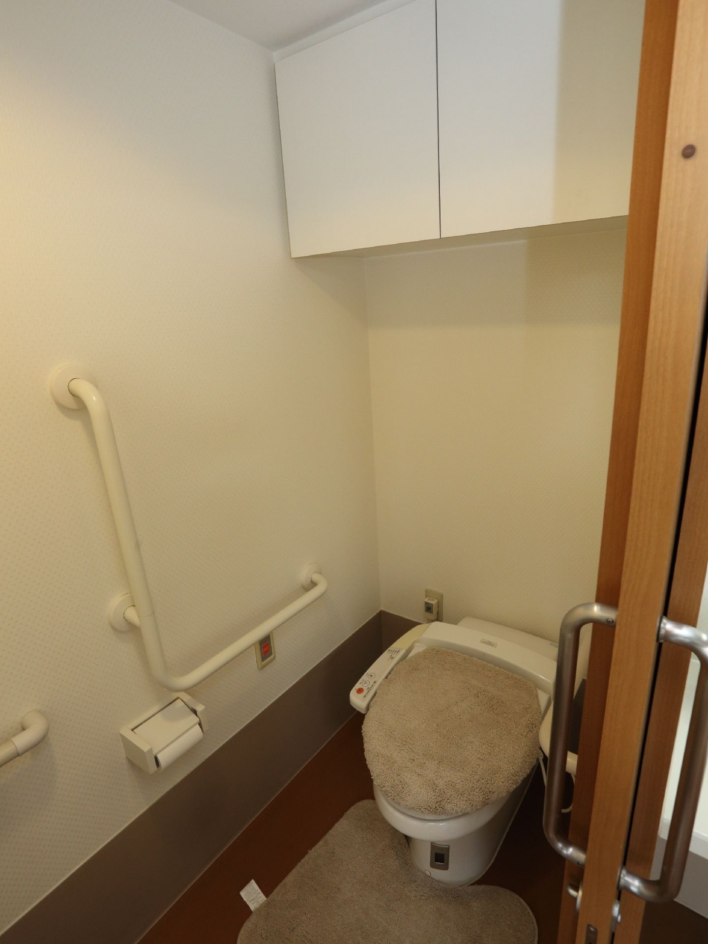 トイレは、温水洗浄便座を採用している。左右にしっかりと手すりもついており、快適に使用することができる。呼び出しボタンもついている。