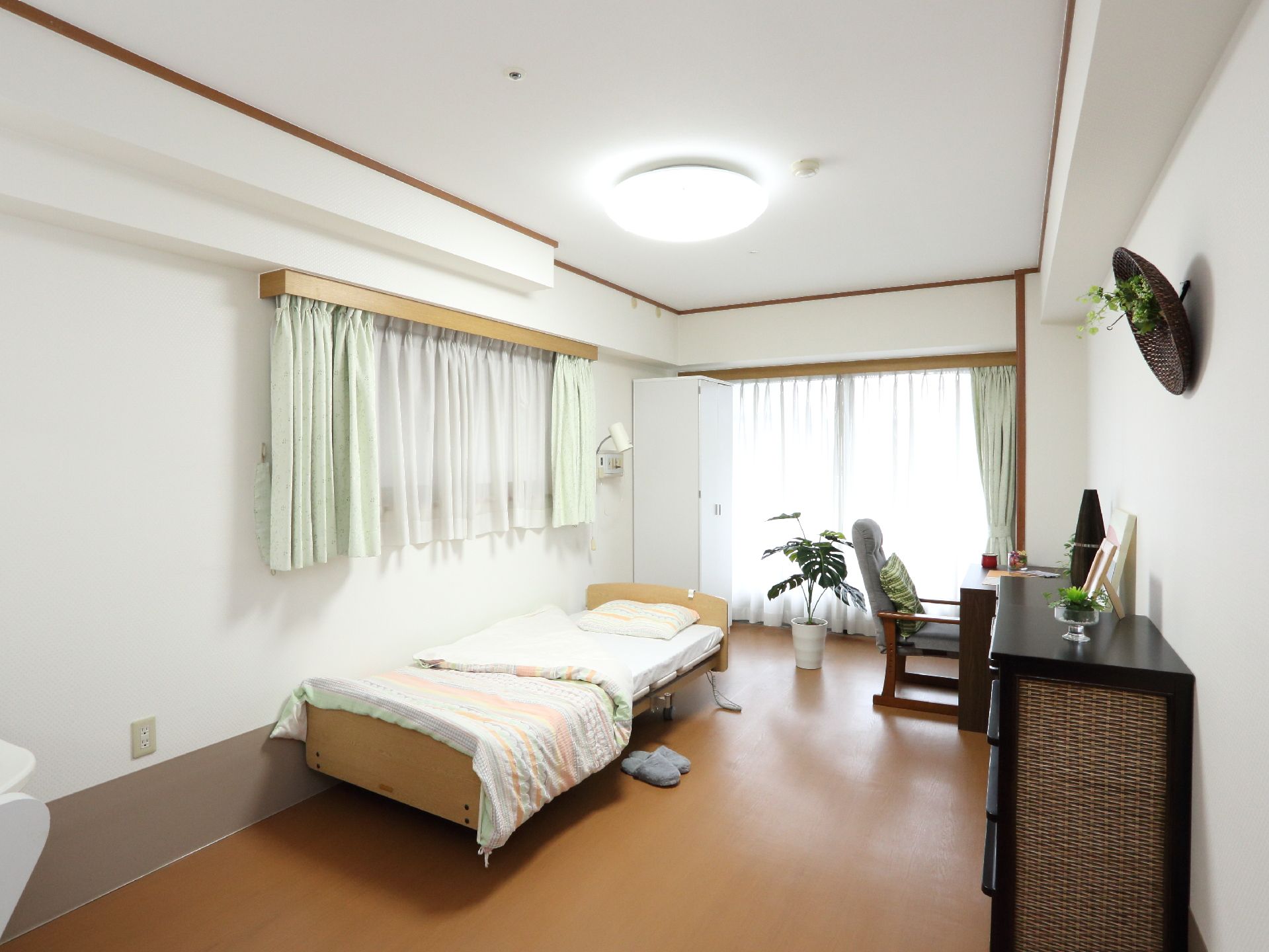 居室内には、机と椅子、ベッド、チェスト、クローゼットが置かれており、必要な家具を一式取り揃えている。