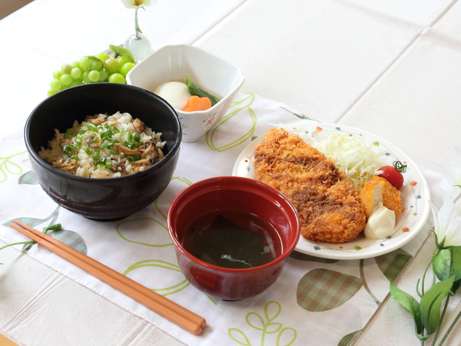 とんかつと混ぜご飯がメインのボリューム満点のお食事。お肉もお野菜もしっかり摂って頂ける。季節感も味わえる。