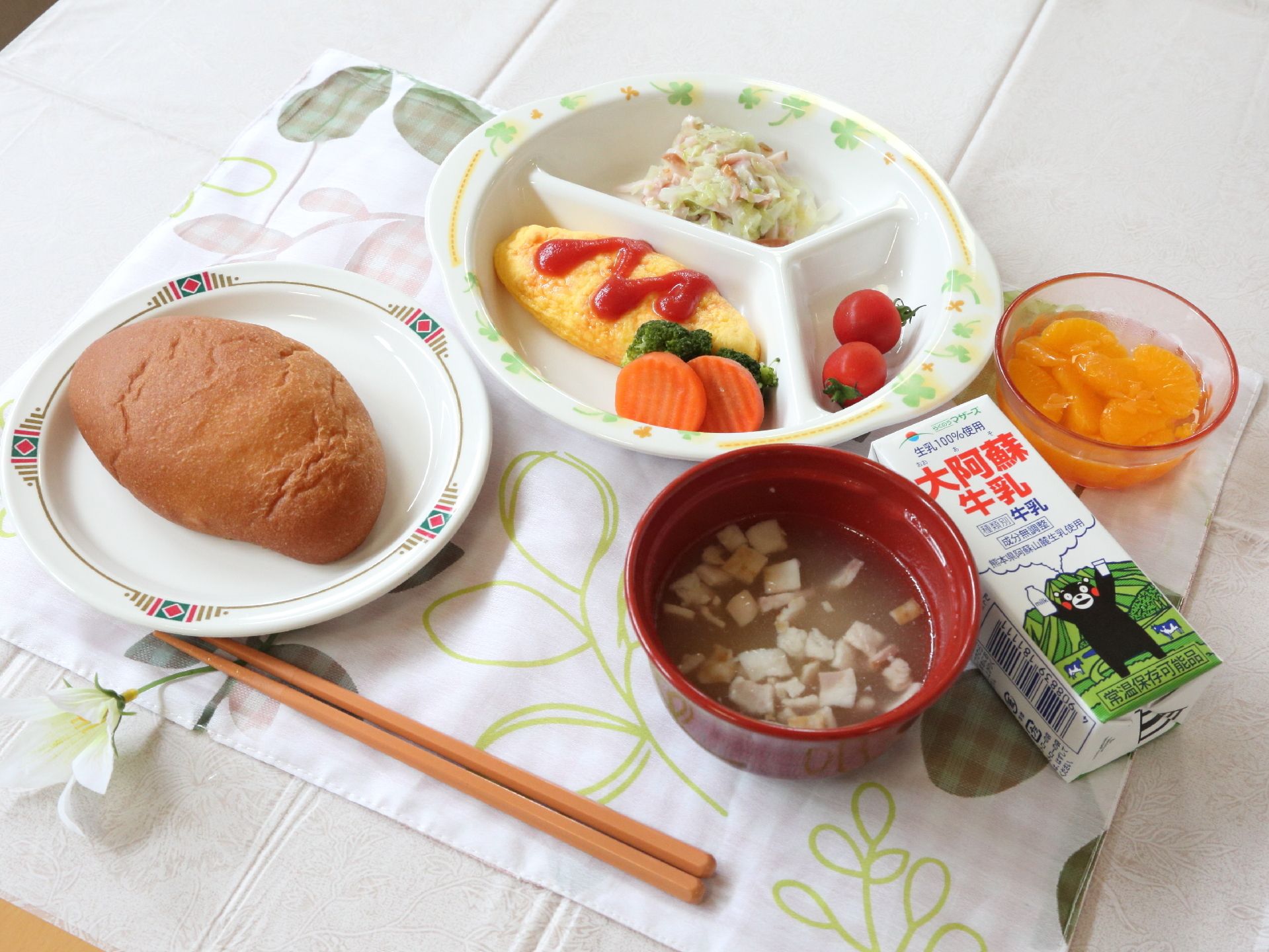 ある日の洋食メニューで出されたパンにオムレツ、サラダ、スープ、みかん、牛乳。品数が多く、ボリュームも十分ある。