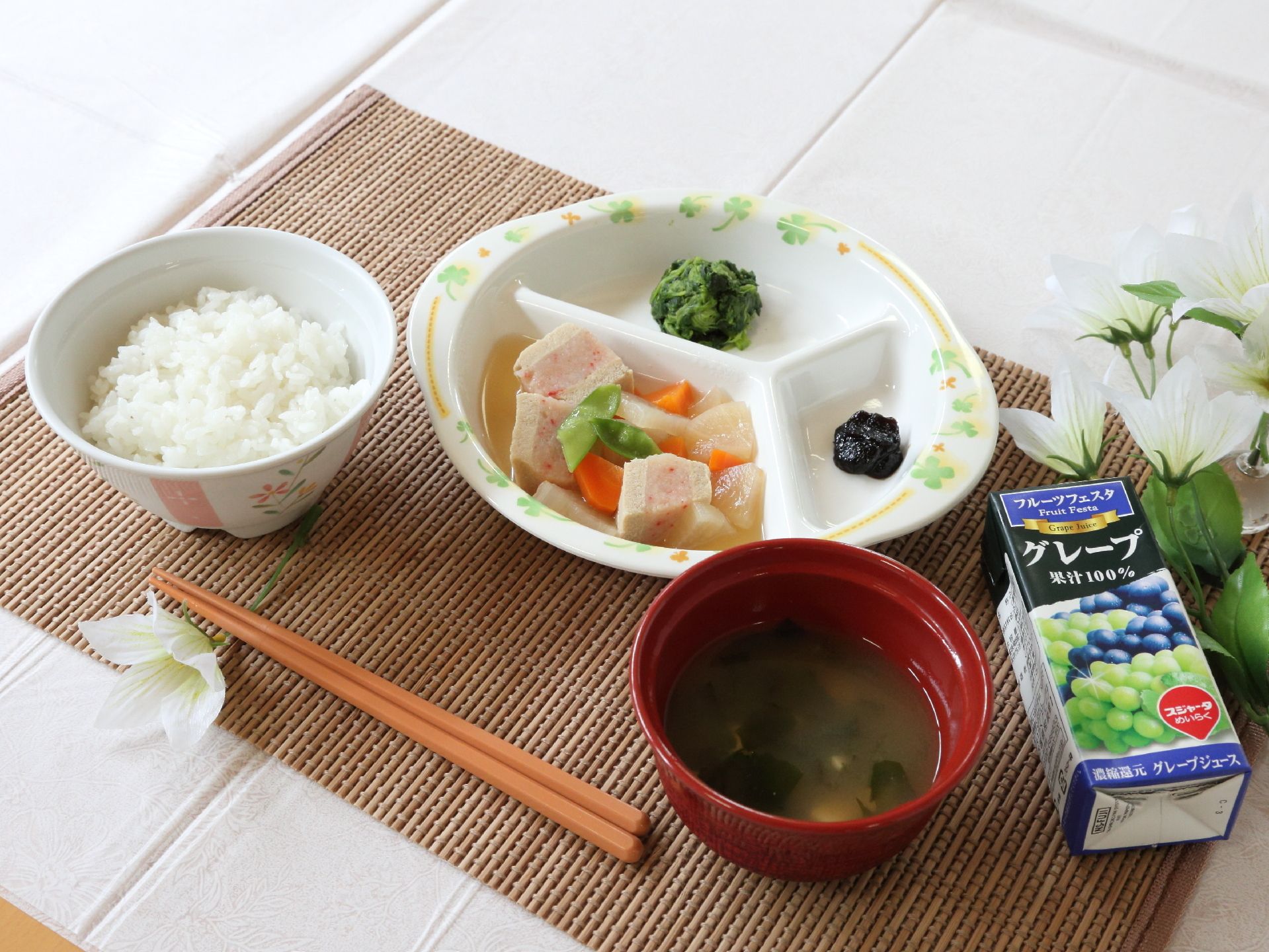 施設内の厨房では、健康を重視したのど越しの良いおいしい介護食を毎日作っている。見た目も美しいメニューである。