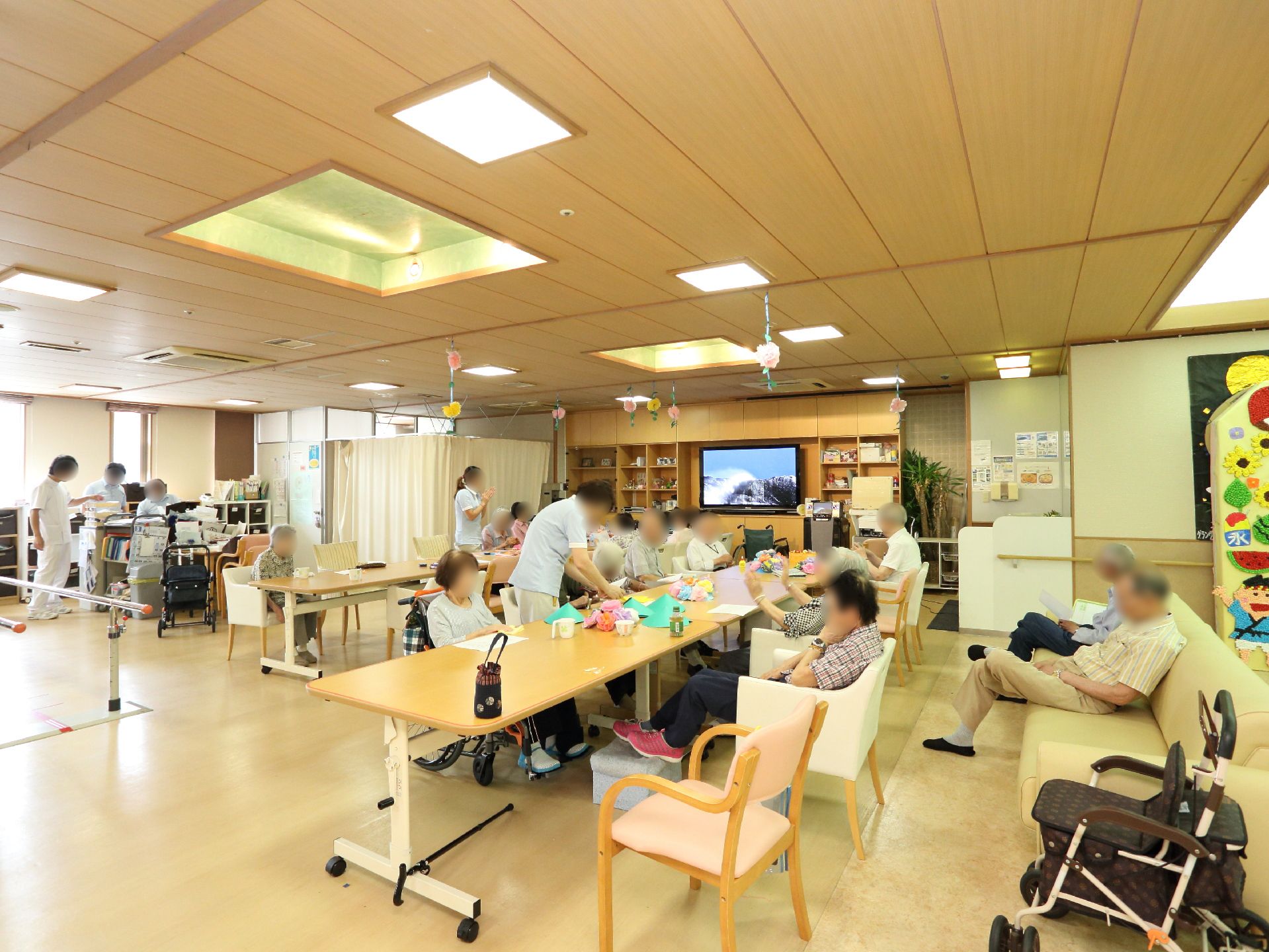 リビングルームとリハビリコーナーが仕切りなしに隣接している。ここでは談笑したり、テレビ鑑賞したり、自由な時間を過ごして頂ける。