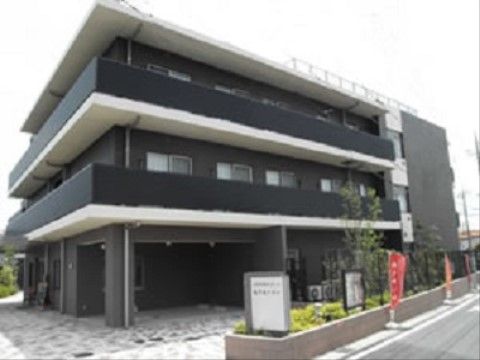 シックな外観の4階建の施設。