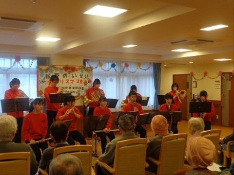 地域のボランティアの演奏を楽しむご入居者様の様子。