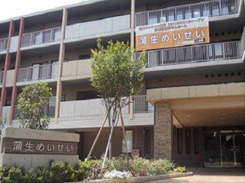 暖かみのある建物エントランス