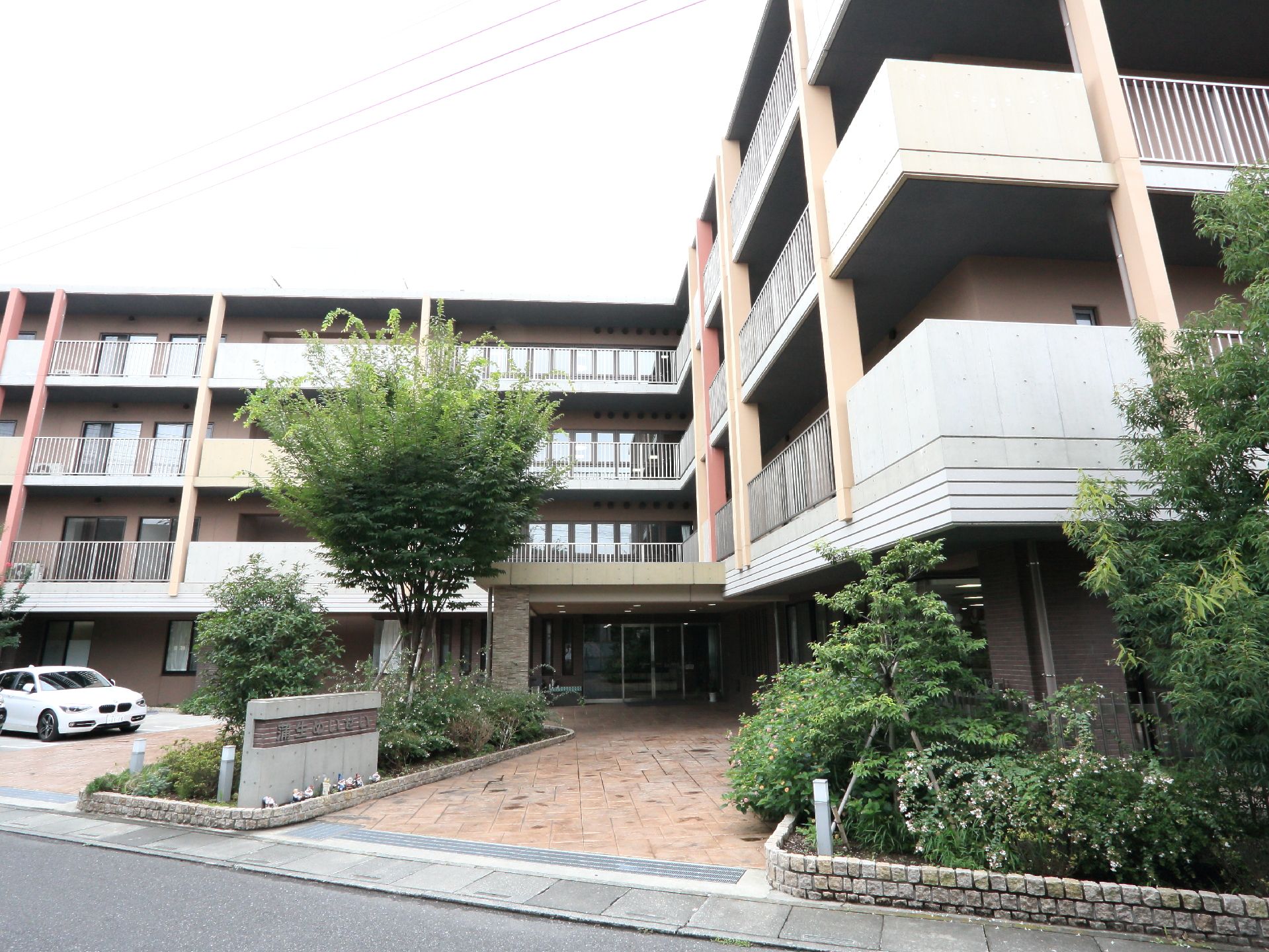 建物の真ん中部分がエントランスである。エントランスまでの通路は十分な広さがあり、車で乗り入れることもできる。
