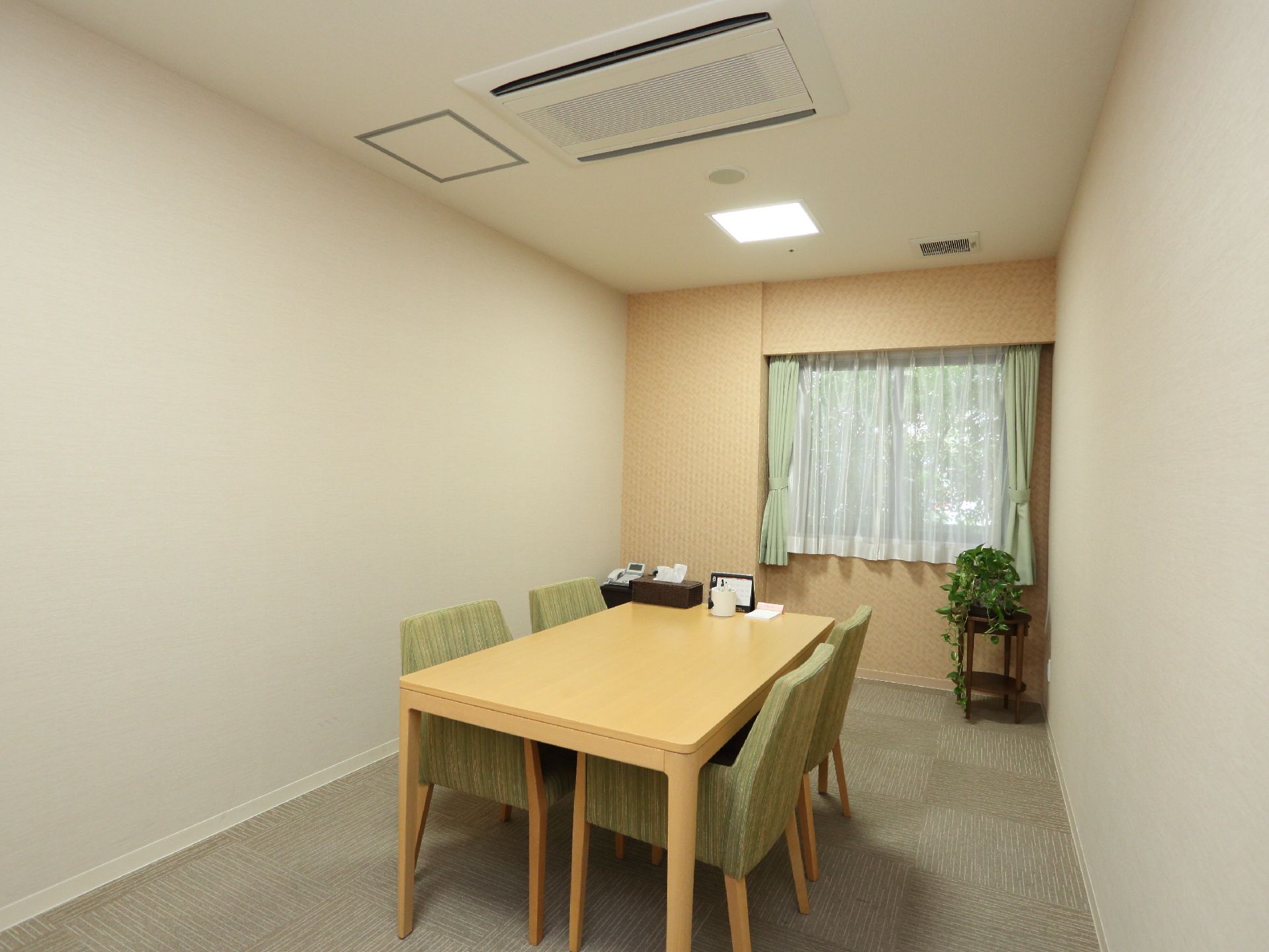 相談室は、白を基調としたシンプルな内装になっている。部屋の真ん中には、4人掛けテーブルが置かれている。