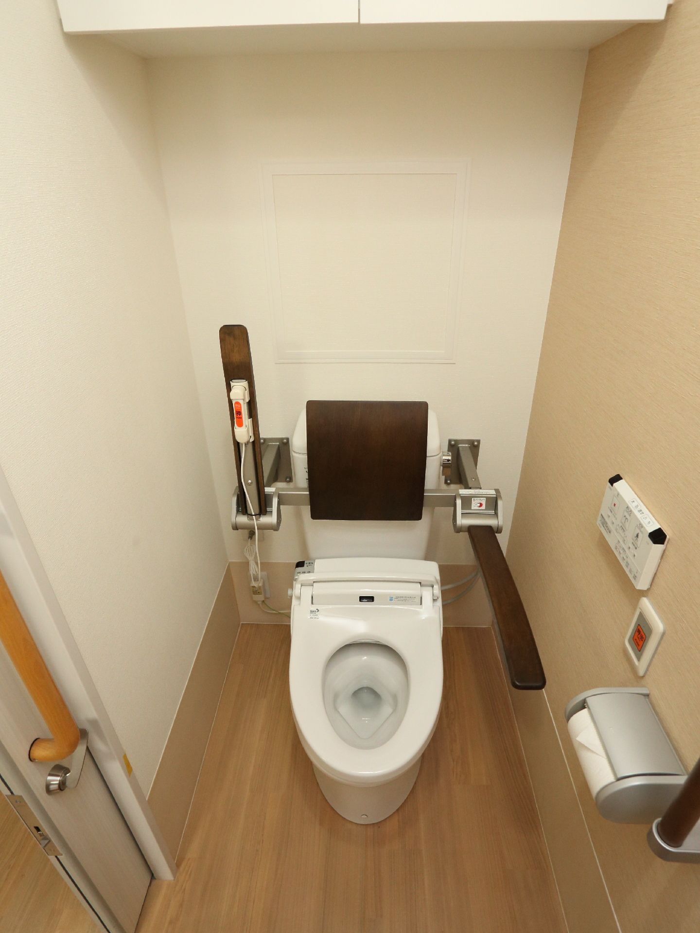 トイレは清潔感があり広々としたスペースを確保している。個室内には手摺、温水洗浄便座、緊急呼出ボタンが完備しており、安全に利用出来る。