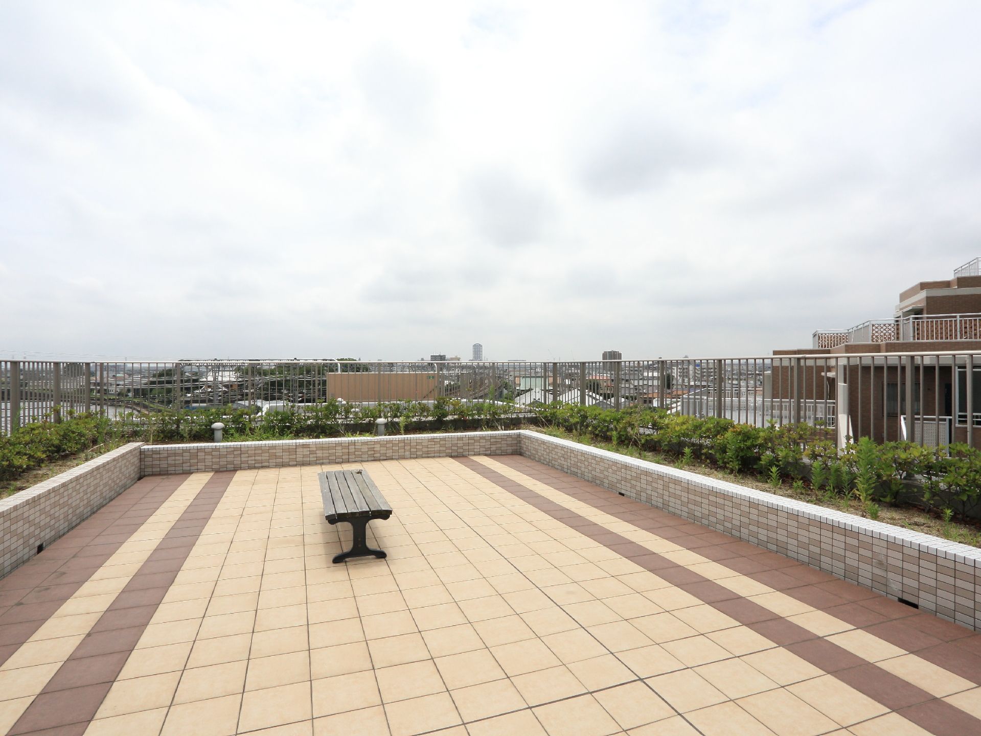 見晴らしの良い屋上にはベンチが備わっている。入居者はおしゃべりしたり、それぞれが楽しい時間が過ごせる。