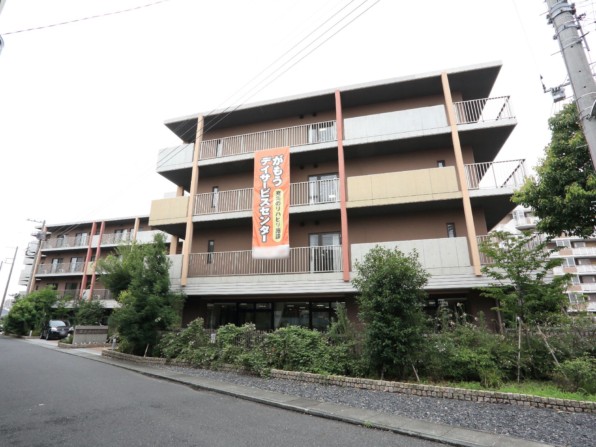 緑に囲まれた4階建ての施設である。中央部分がエントランスとなっている。各居室には、ベランダが設置されている。