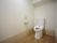 壁の下部に、汚れを防止するシートが取りつけられている。洋式便座を完備。トイレリモコンも備えつけられている。