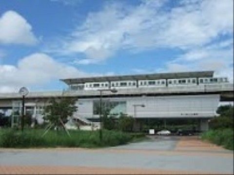 広々とした外観の施設