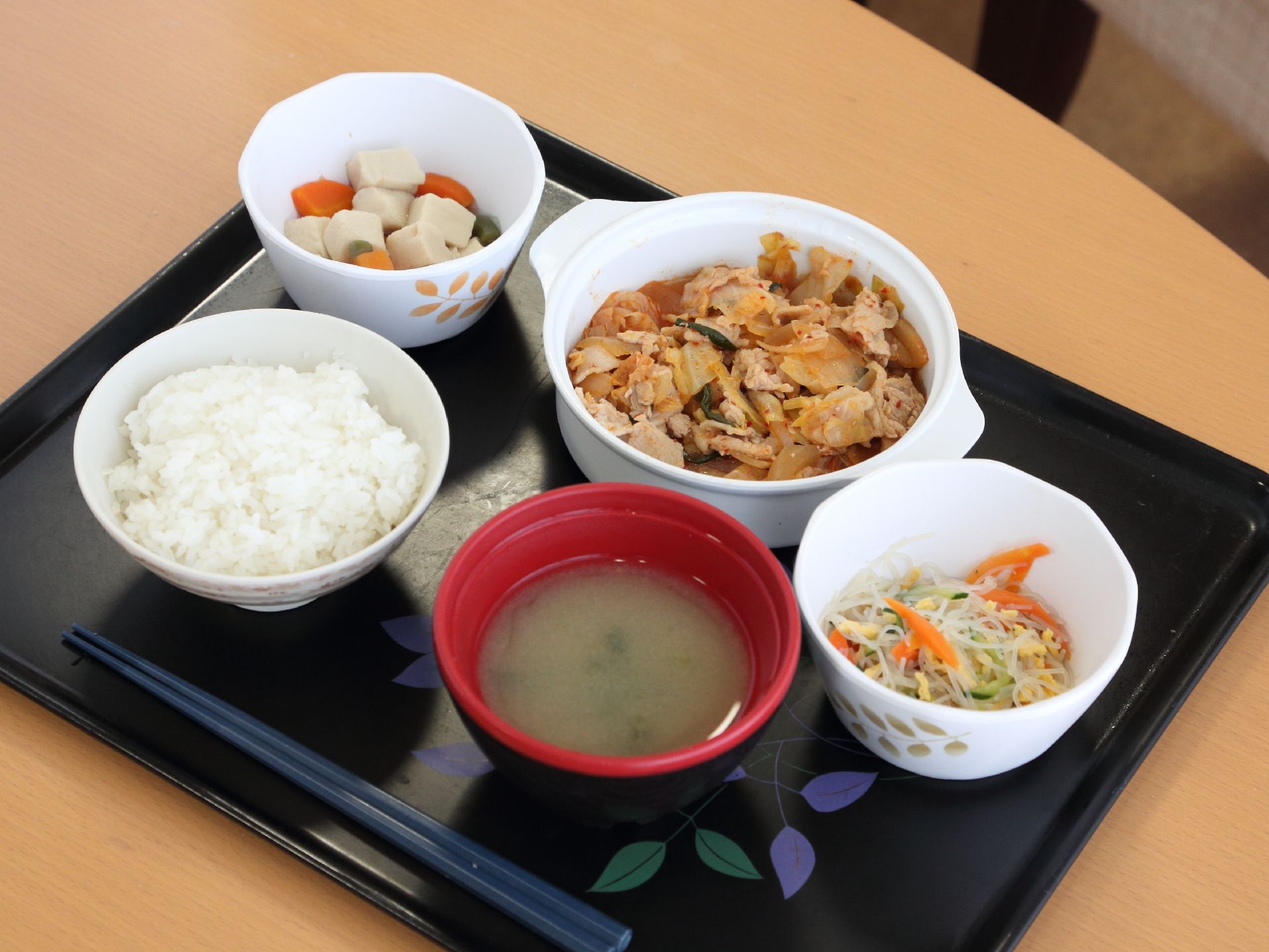 食事がお盆の上に整然と置かれている。陶器の器を使って、おかずが盛り付けられている。ボリューム感のある食事。