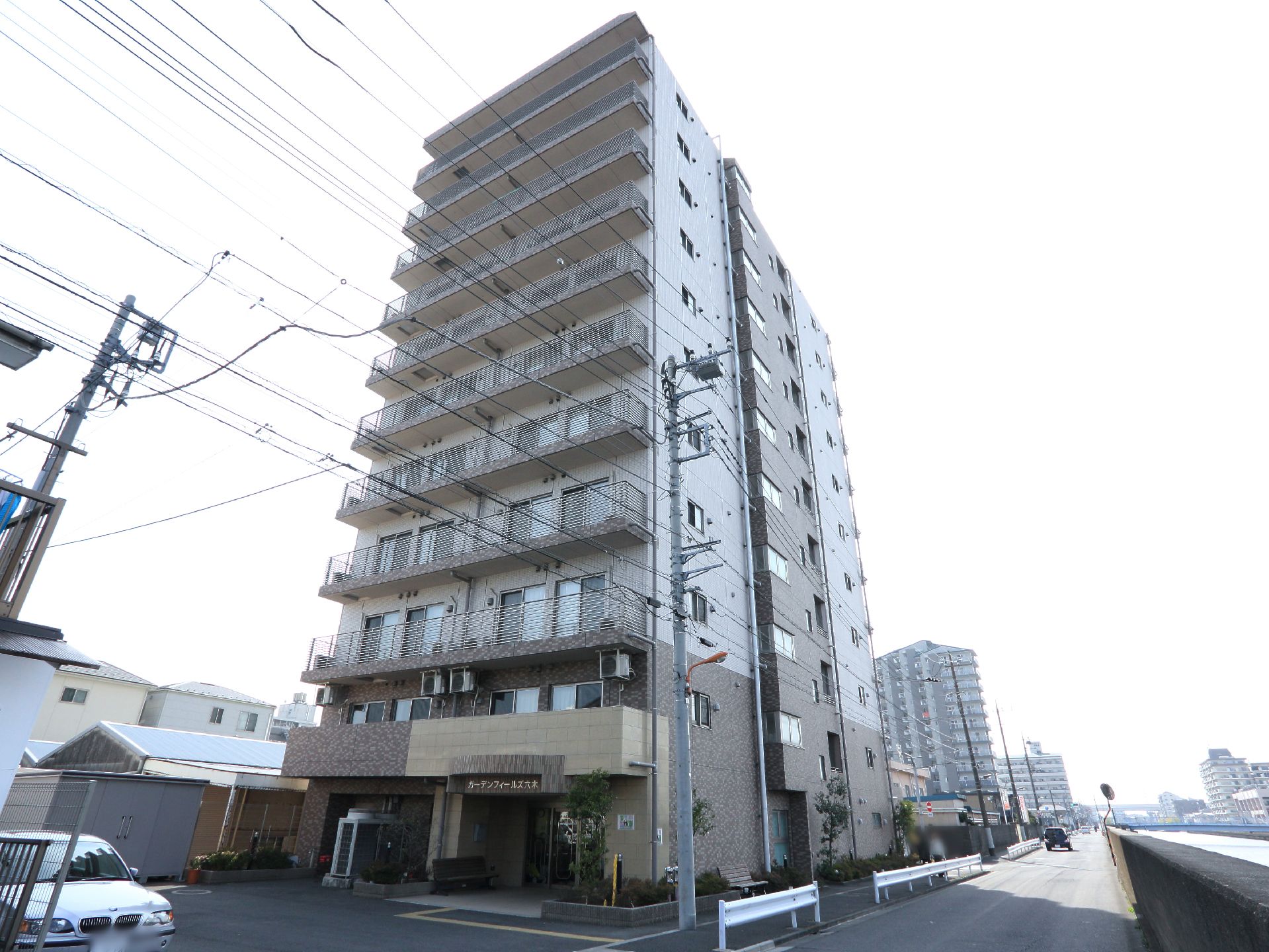 マンションのようなデザインの外観。