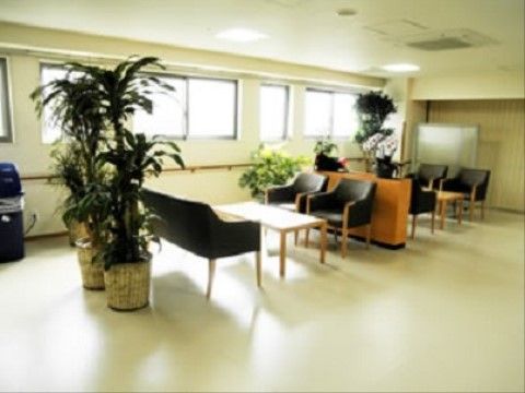 グリーンとテーブルセットを設置したラウンジ。